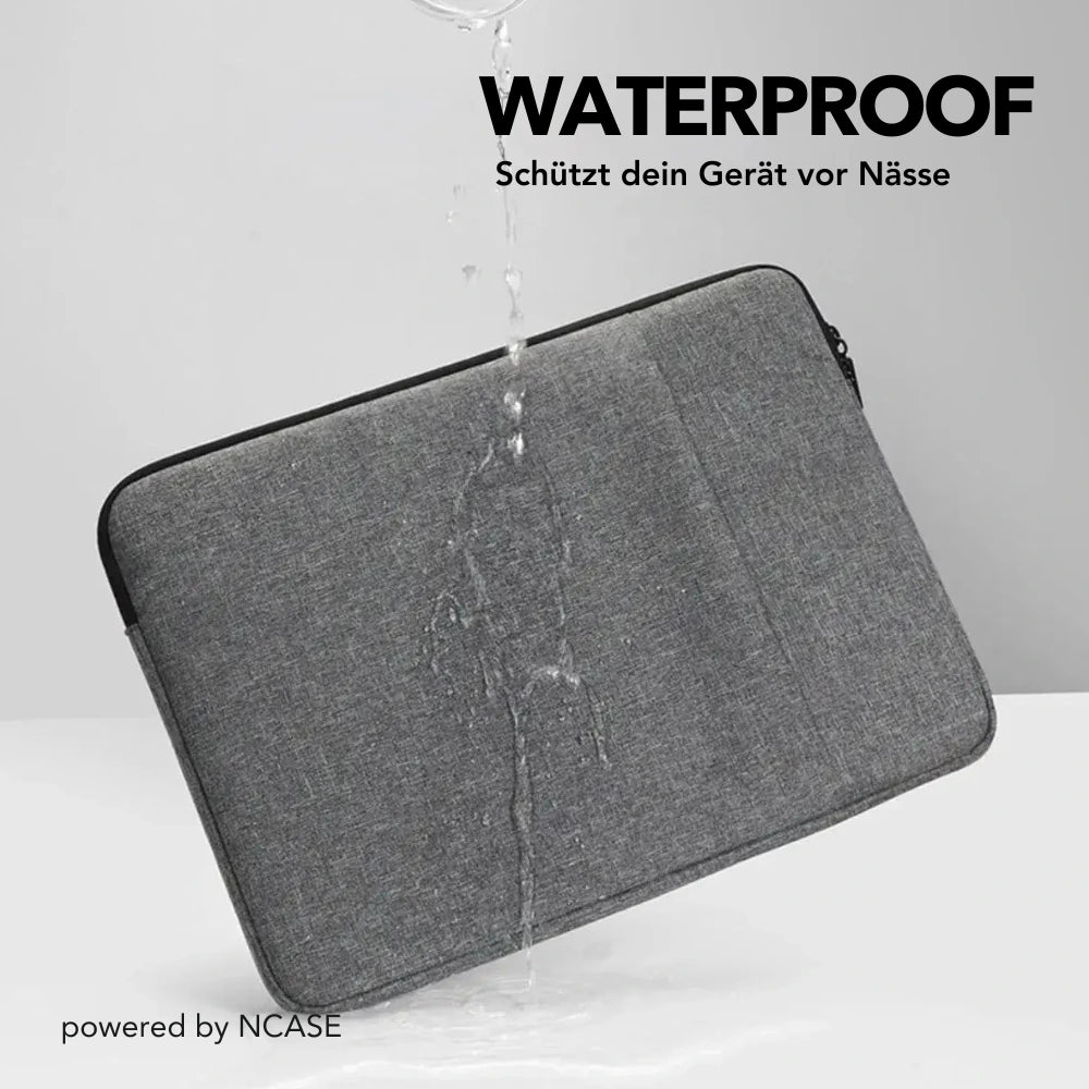 Dunkelgraue NCASE Laptoptasche mit wasserabweisendem Material, auf die Wasser gegossen wird, ohne einzudringen. Perfekter Schutz vor Nässe und Feuchtigkeit.